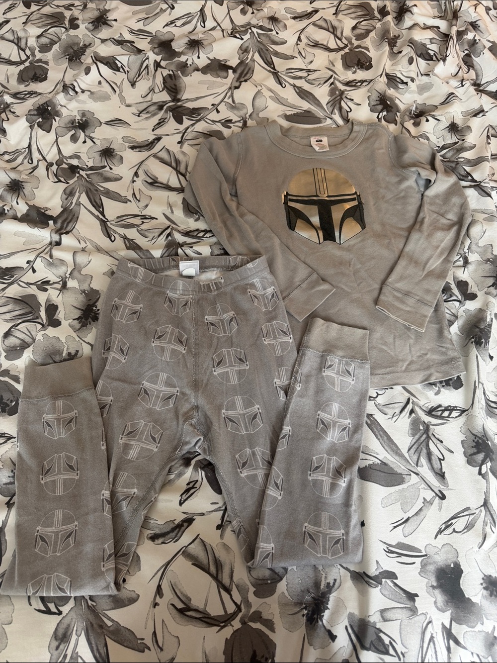 Hanna Andersson Star Wars Gray Kids Pajama Set with Mandalorian Helmet